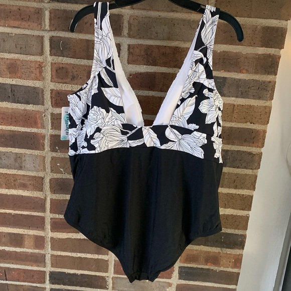 NWT Women’s Plus Size FRESHWATER One Piece Swimsuit, Black/White, 2X (20-22) - Picture 4 of 10